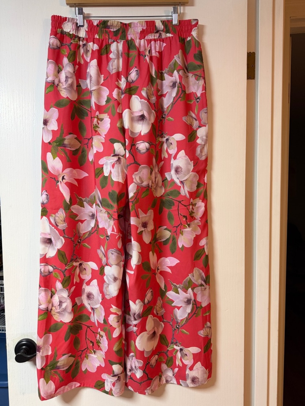 Women’s Express Flowy Wide Leg Floral Pants - Picture 2 of 4